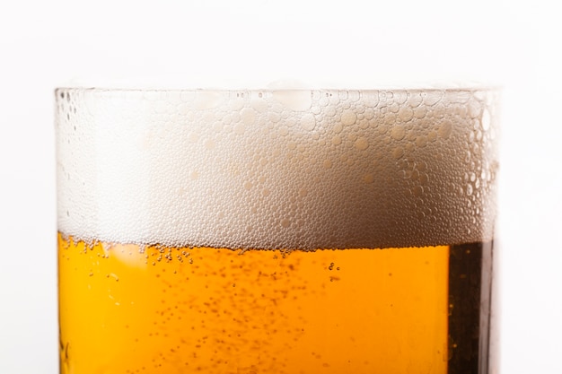 Foto gratuita close-up bicchiere di birra con schiuma