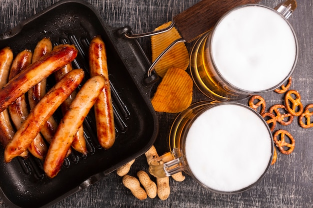 Free photo close-up beer with sausages