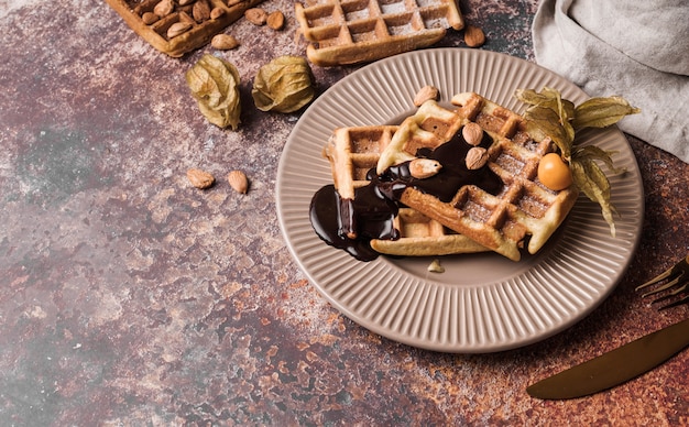 Free photo close-up belgian waffle with topping