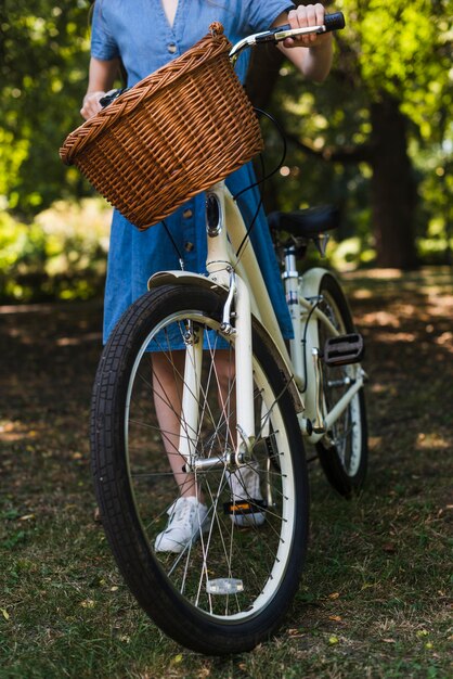 自転車の前輪のクローズアップ