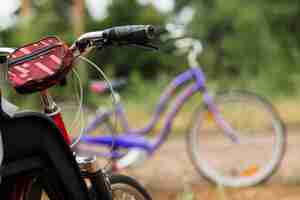 Free photo close up bike handlebar with defocused bike