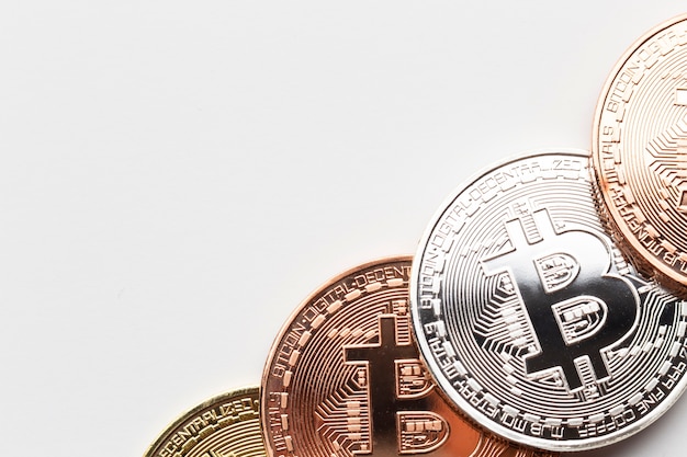 Free photo close-up of bitcoin in different colors