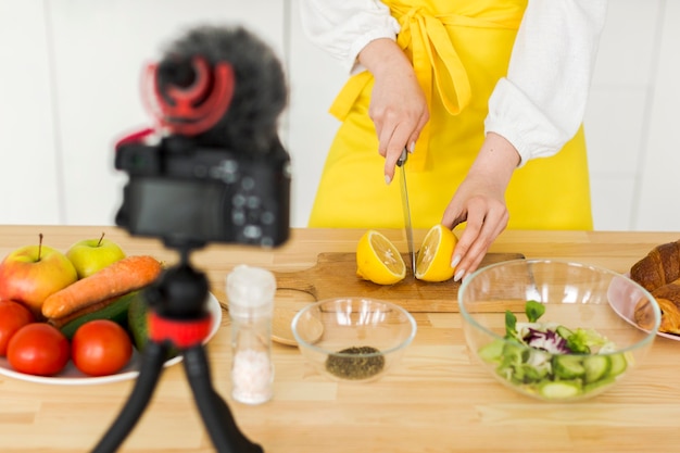 Free photo close-up blogger cutting lemon