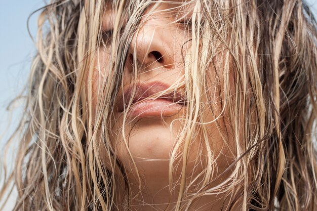 Крупным планом блондинка женщина с мокрых волос