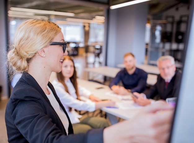 Free photo close-up of blonde young businesswoman giving presentation in the meeting