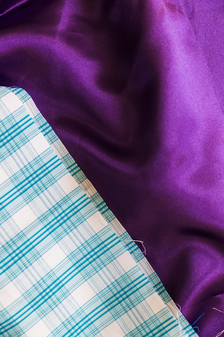 मुफ़्त फोटो close-up of blue chequered pattern and plain purple textile