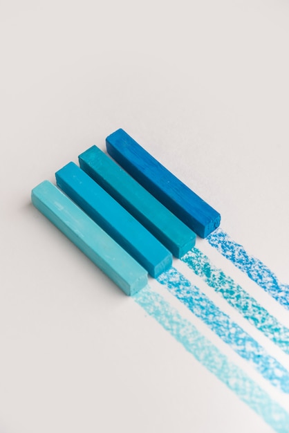 Крупным планом синего цвета пастель мелки над собственной линии трассировки