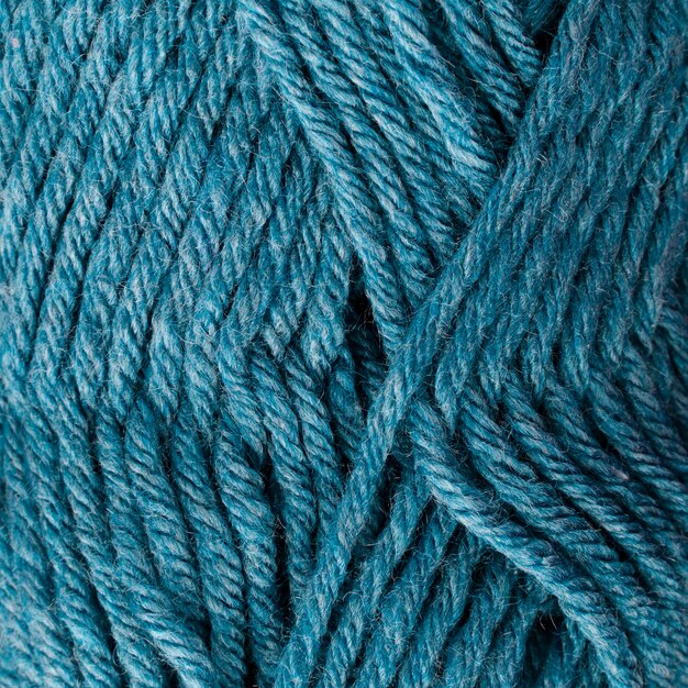 青い色のウール糸のクローズアップ