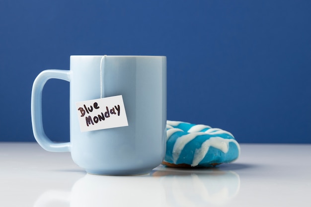 Foto gratuita primo piano sulla tazza blu del lunedì