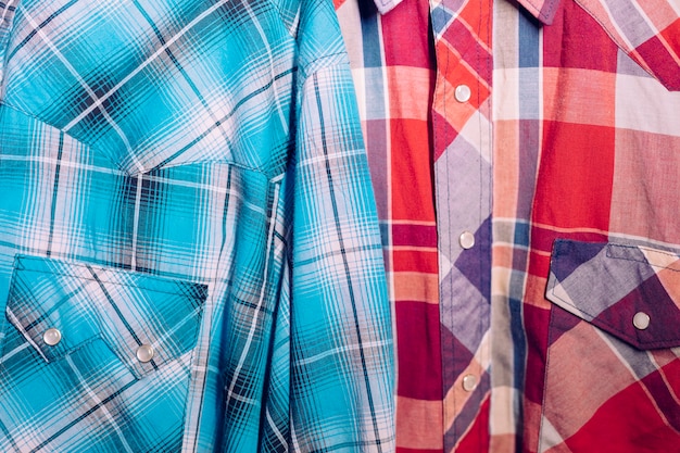 파란색과 빨간색 격자 무늬 셔츠의 클로즈업