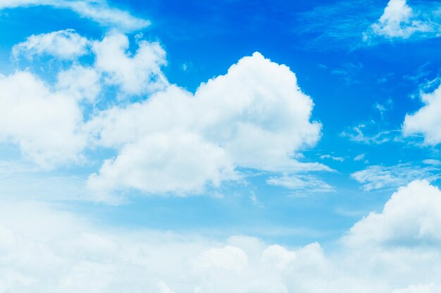 근접 하얀 솜 털 구름과 푸른 하늘입니다.