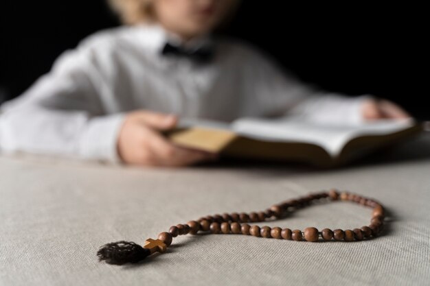 Крупным планом размытый ребенок держит библию