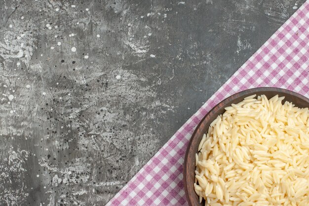 Primo piano su riso bollito in una pentola di legno marrone