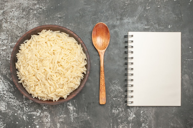 Free photo close up on boiled rice in a brown wooden pot