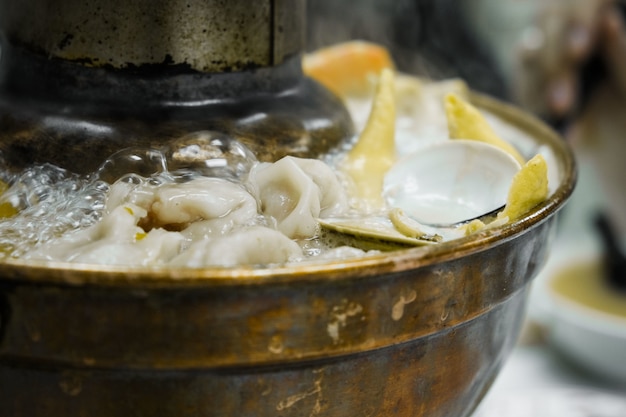 Foto gratuita ostriche e gnocchi d'ebollizione del primo piano in vaso