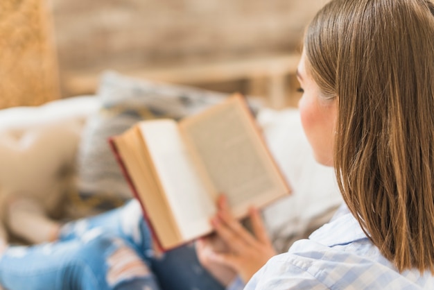 Foto gratuita primo piano di un lettore di libri a casa