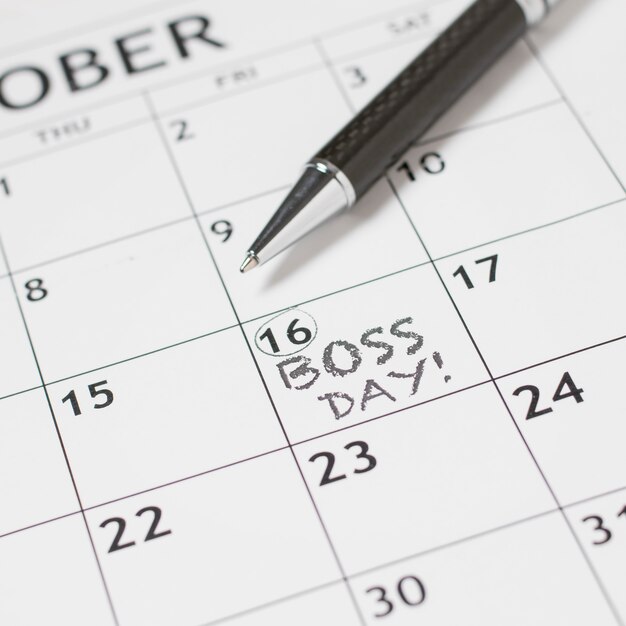 День босса крупным планом в календаре