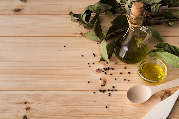 Бесплатное фото Макро бутылка оливкового масла с копией пространства
