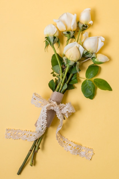 Free photo close-up bouquet of white roses