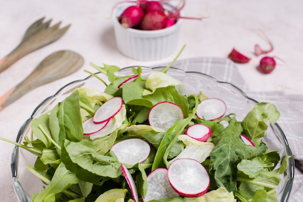 Foto gratuita primo piano di una ciotola di insalata con ravanello