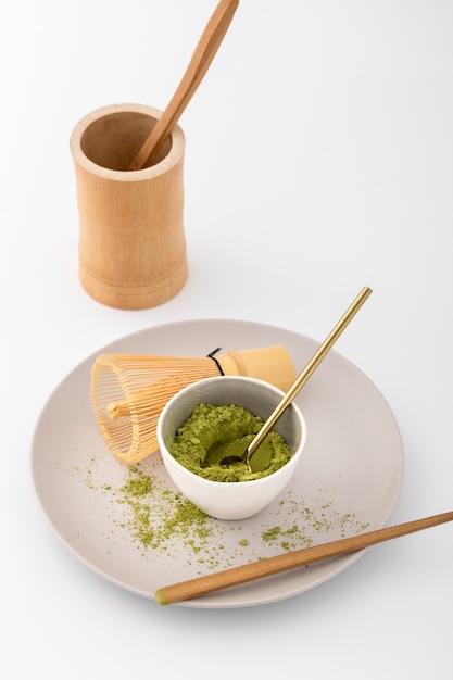 Foto gratuita ciotola del primo piano con la polvere di matcha su un piatto