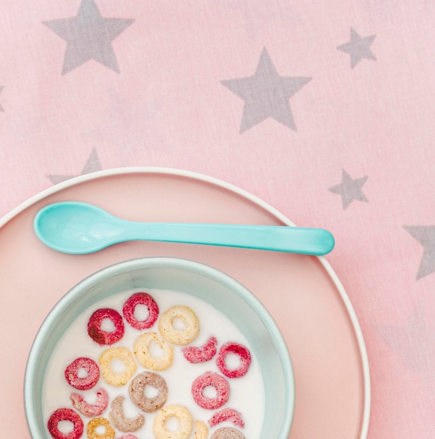 Foto gratuita ciotola del primo piano con latte e cereali