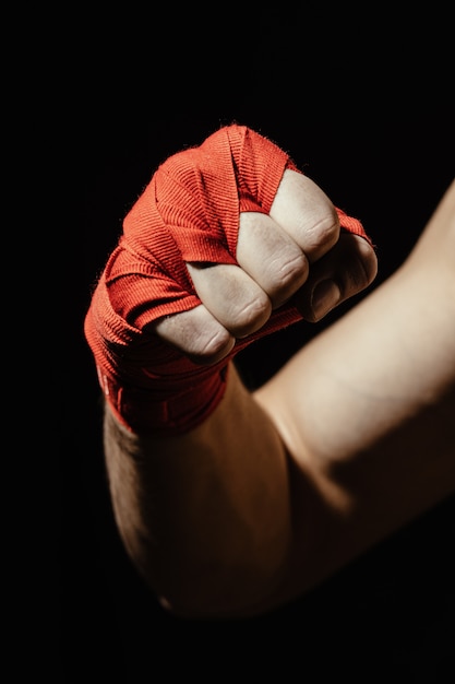 Бесплатное фото Крупным планом рука боксера в красной повязке