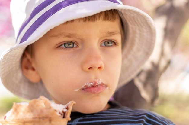 Ragazzo del primo piano che mangia il gelato