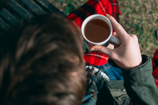 Free photo close-up boy holding mug with coffee