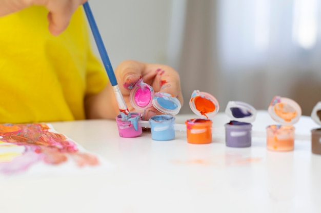 Free photo close-up boy painting