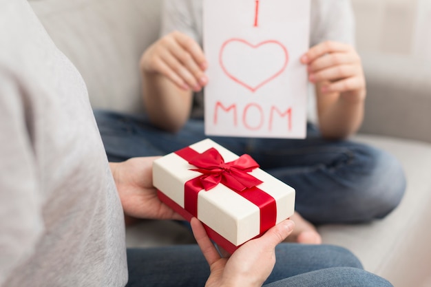 Free photo close-up boy surprising mom