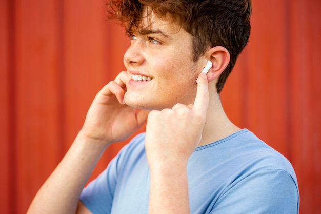 Free photo close-up boy using earphones