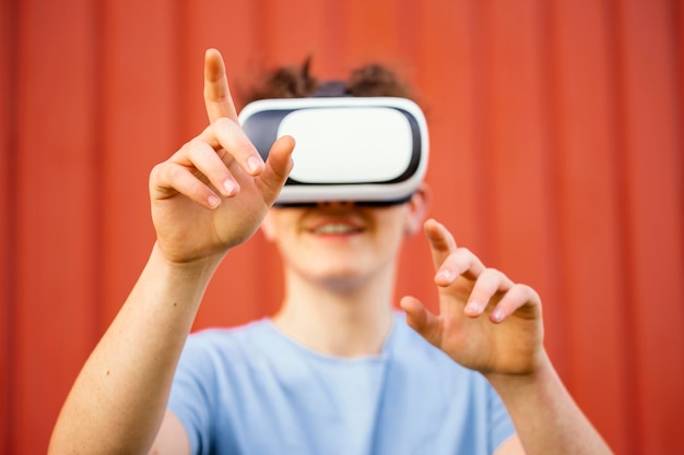 Foto gratuita ragazzo del primo piano che indossa occhiali per realtà virtuale