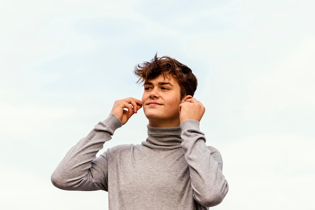 Free photo close-up boy wearing wireless earphones