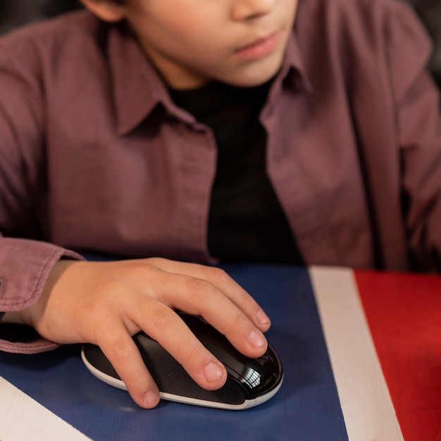 Free photo close up boy with mouse