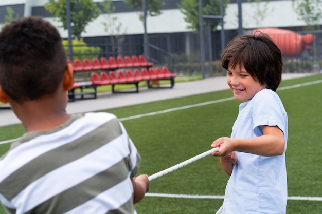 一緒に遊んでいる男の子をクローズアップ