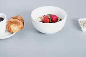 Free photo close-up of breakfast muesli bowl and coffee