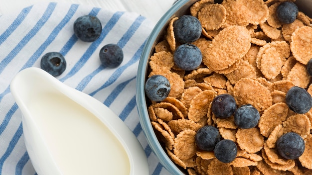 Foto gratuita colazione del primo piano con cereali