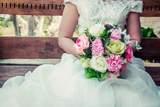 Free photo close-up of bride holding her colorful bouquet