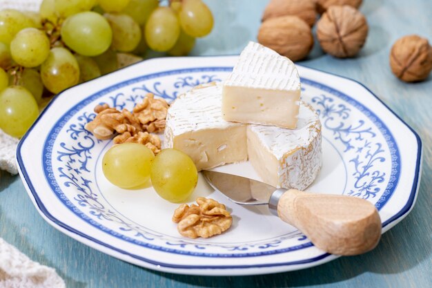 Крупным планом сыр бри и грецкие орехи