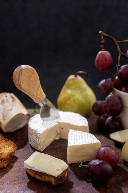 Free photo close-up brie cheese with grapes