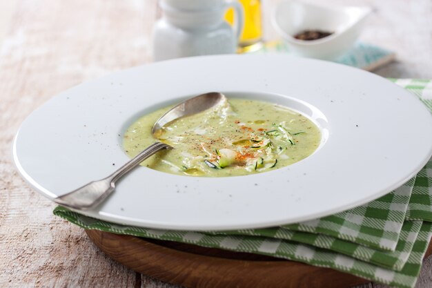 Крупным планом суп из брокколи с ложкой