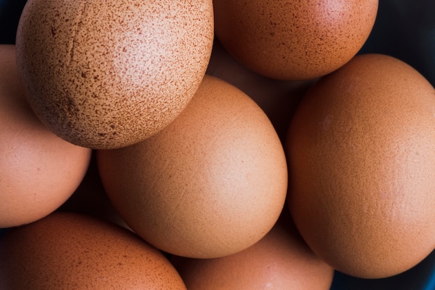 Free photo close up brown eggs