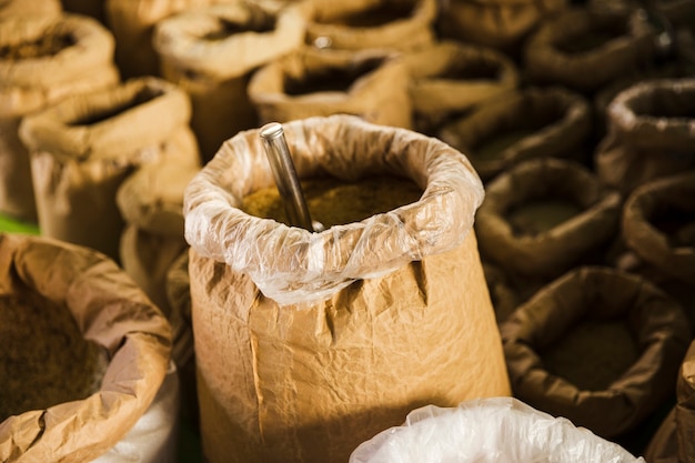 Foto gratuita close-up della borsa di grano di carta marrone