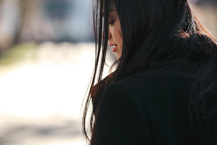 無料Photo ぼやけた背景とブルネットの少女のクローズアップ