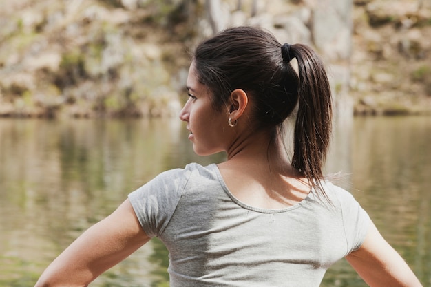 Free photo close-up of brunette girl with lake background