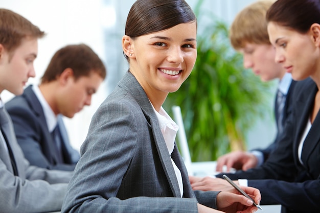 Free photo close-up of brunette woman holding a pen