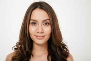 Free photo close up brunette woman looking at the camera over gray