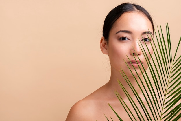 Free photo close-up brunette woman with copy-space