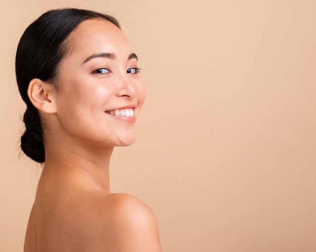 Close-up brunette woman with wide smile and copy-space